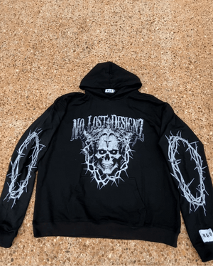 🔥 Own the Streets – The SKULL N THORNS HOODIE is more than fashion, it’s a statement of power, edge, and style.
 Black and white 
Front 
